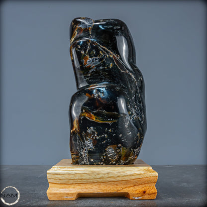 Naturlicher Großer Blau-Roter Bernstein aus Indonesien auf Ständer - 1784,49g