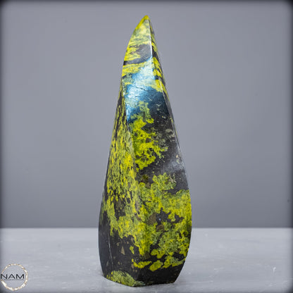 Strahlende Serpentin-Flamme Ein Unikat  -941,42g