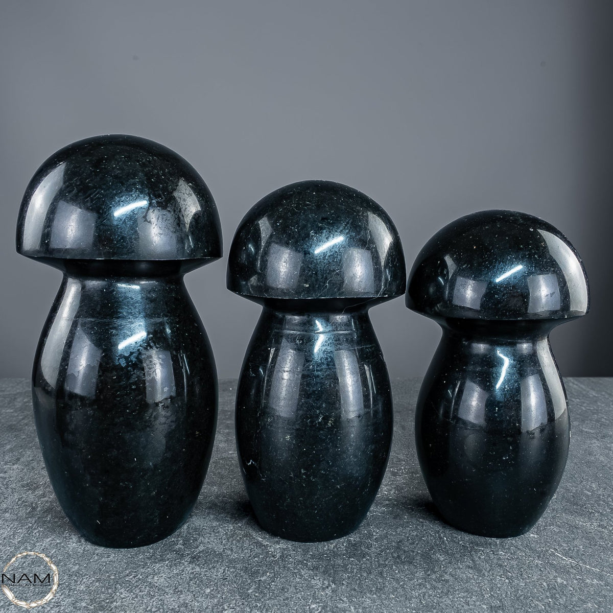 Turmalin-Pilz-Set – Drei elegante Natursteinkunstwerke- 2003,64g