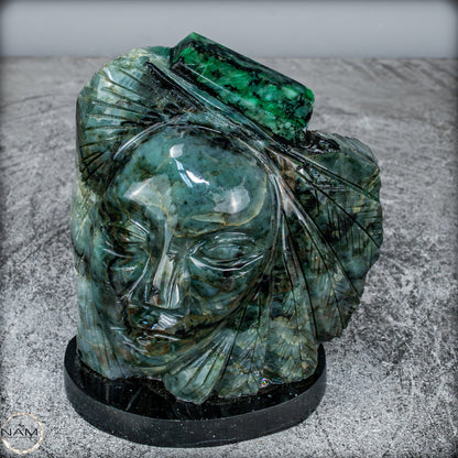 Smaragdfigur – Königliche Ausstrahlung in Stein- 1442,81g