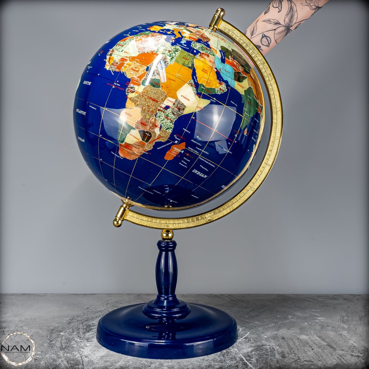 Exklusiver Globus aus Lapislazuli und Edelsteinen – 6428,22g