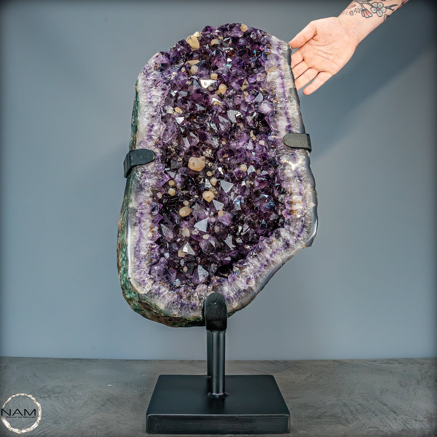 Natürliche Amethyst-Kristalle/Druse auf Ständer - 28407,26g