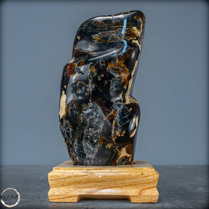 Naturlicher Großer Blau-Roter Bernstein aus Indonesien auf Ständer - 1784,49g