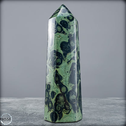 Natürlicher  Kambaba-Jaspis Obelisk - 588,16g