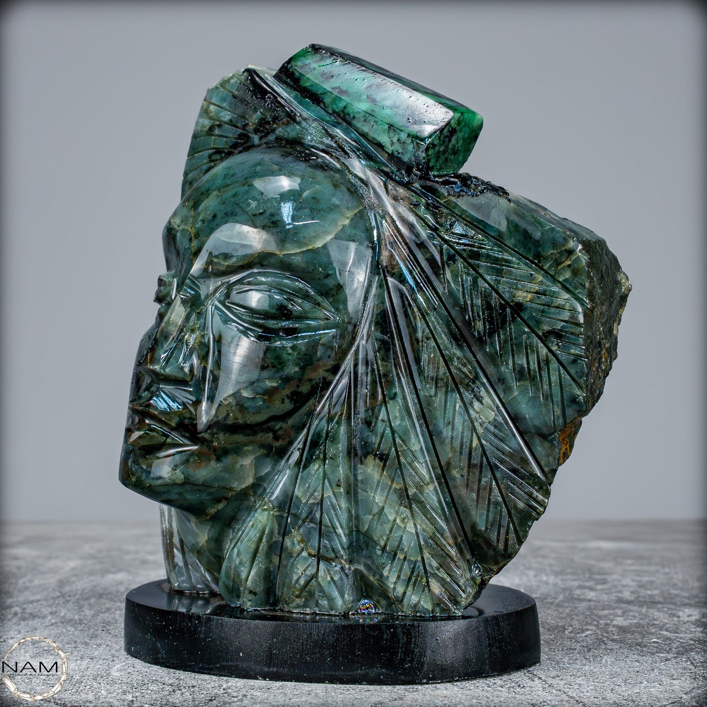 Smaragdfigur – Königliche Ausstrahlung in Stein- 1442,81g