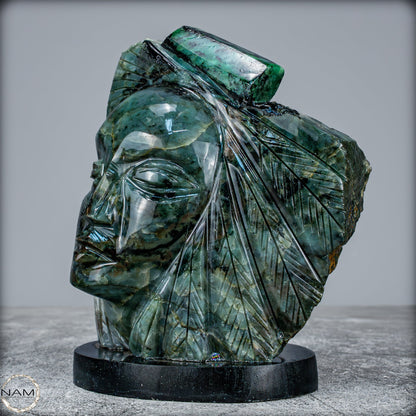 Smaragdfigur – Königliche Ausstrahlung in Stein- 1442,81g