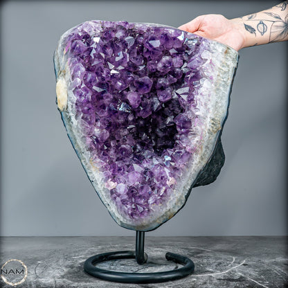 Majestätische Tiefe – Amethystdruse mit Calcit auf edlem Stand- 13039,42g