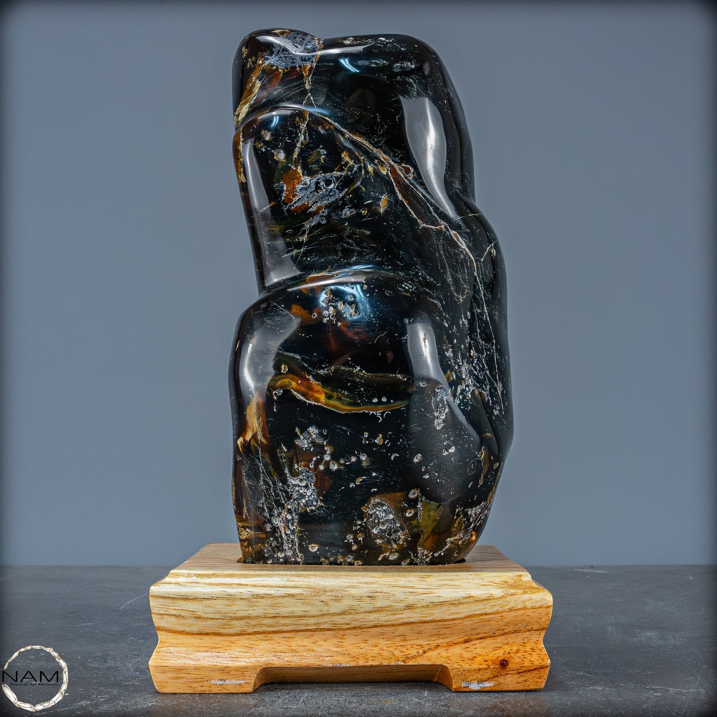 Naturlicher Großer Blau-Roter Bernstein aus Indonesien auf Ständer - 1784,49g