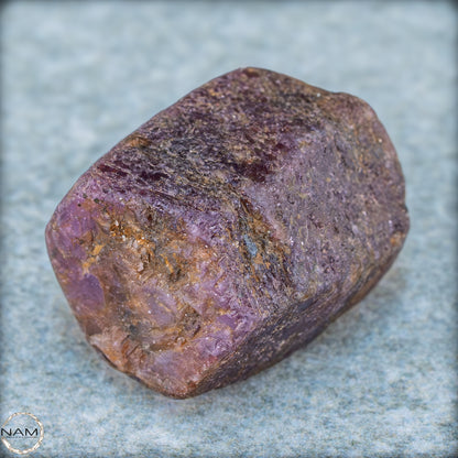 Seltener Padparadscha Farbener Saphirekristall aus Tansania - 13,56g - 67,80ct