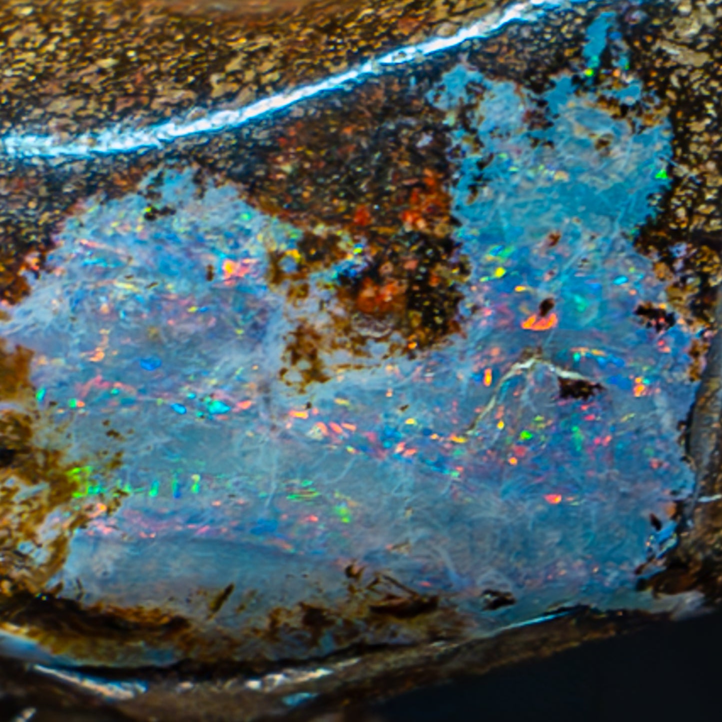 Naturliche Boulder Opal Schnitzerei aus Australien, hergestellt in Idar-Oberstein - 81,89g