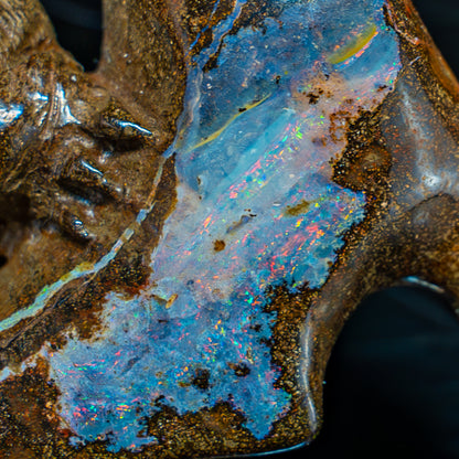 Naturliche Boulder Opal Schnitzerei aus Australien, hergestellt in Idar-Oberstein - 81,89g