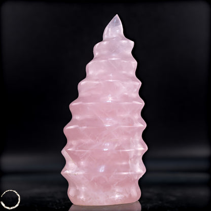 Rosenquarz Tempelflamme –  Kristallskulptur aus Brasilien - 698,54g