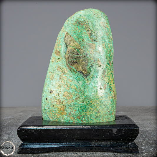 Natürliche Chrysopras-Kristall Freiform auf Ständer, Indonesien - 861,64g