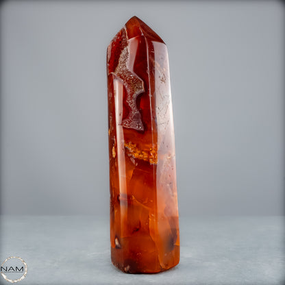 Natürlicher Karneol-Obelisk mit  Druse - 382,82g