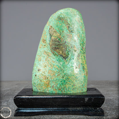 Natürliche Chrysopras-Kristall Freiform auf Ständer, Indonesien - 861,64g