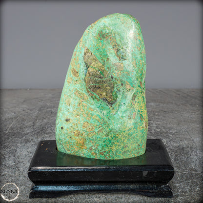 Natürliche Chrysopras-Kristall Freiform auf Ständer, Indonesien - 861,64g