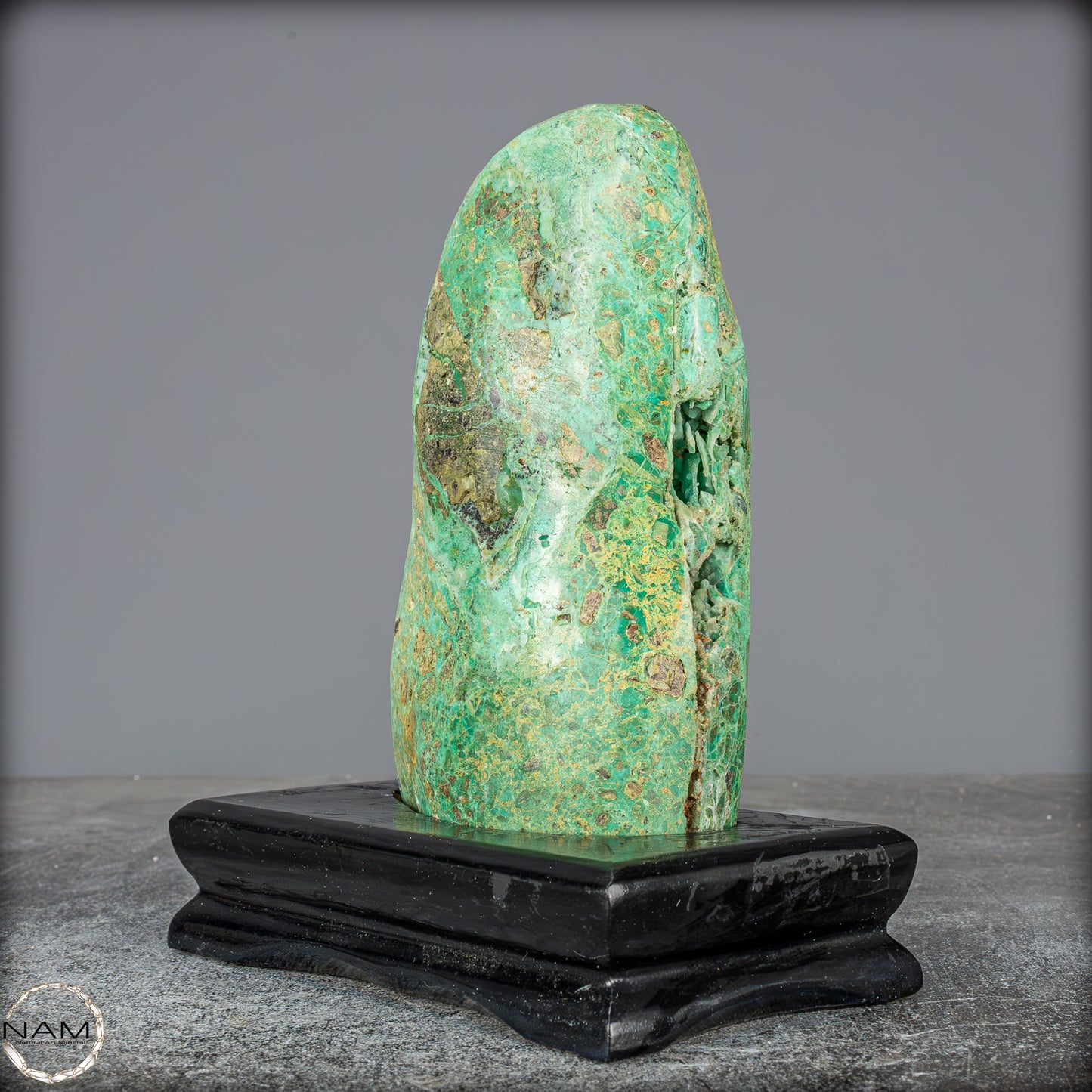 Natürliche Chrysopras-Kristall Freiform auf Ständer, Indonesien - 861,64g