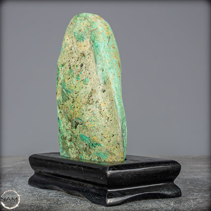 Natürliche Chrysopras-Kristall Freiform auf Ständer, Indonesien - 861,64g