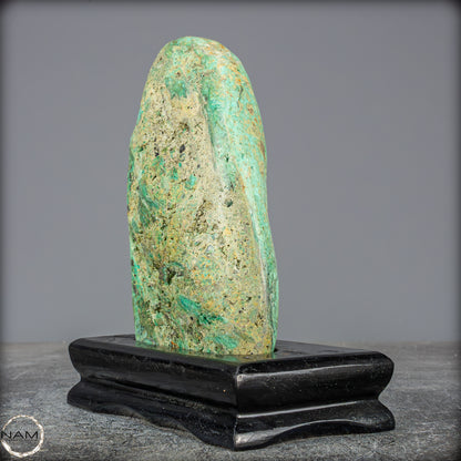 Natürliche Chrysopras-Kristall Freiform auf Ständer, Indonesien - 861,64g
