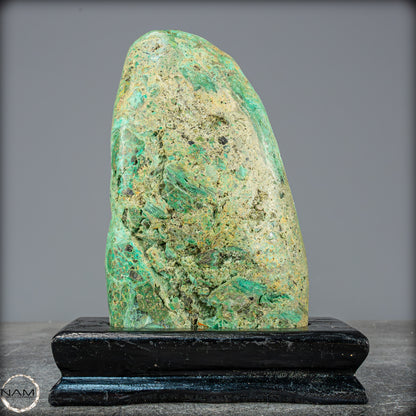 Natürliche Chrysopras-Kristall Freiform auf Ständer, Indonesien - 861,64g