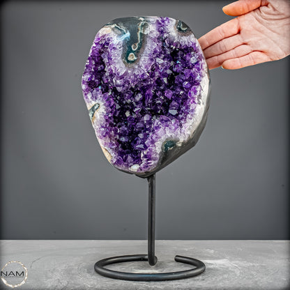 Amethyst Druse auf elegantem Metallständer - 5741,36g
