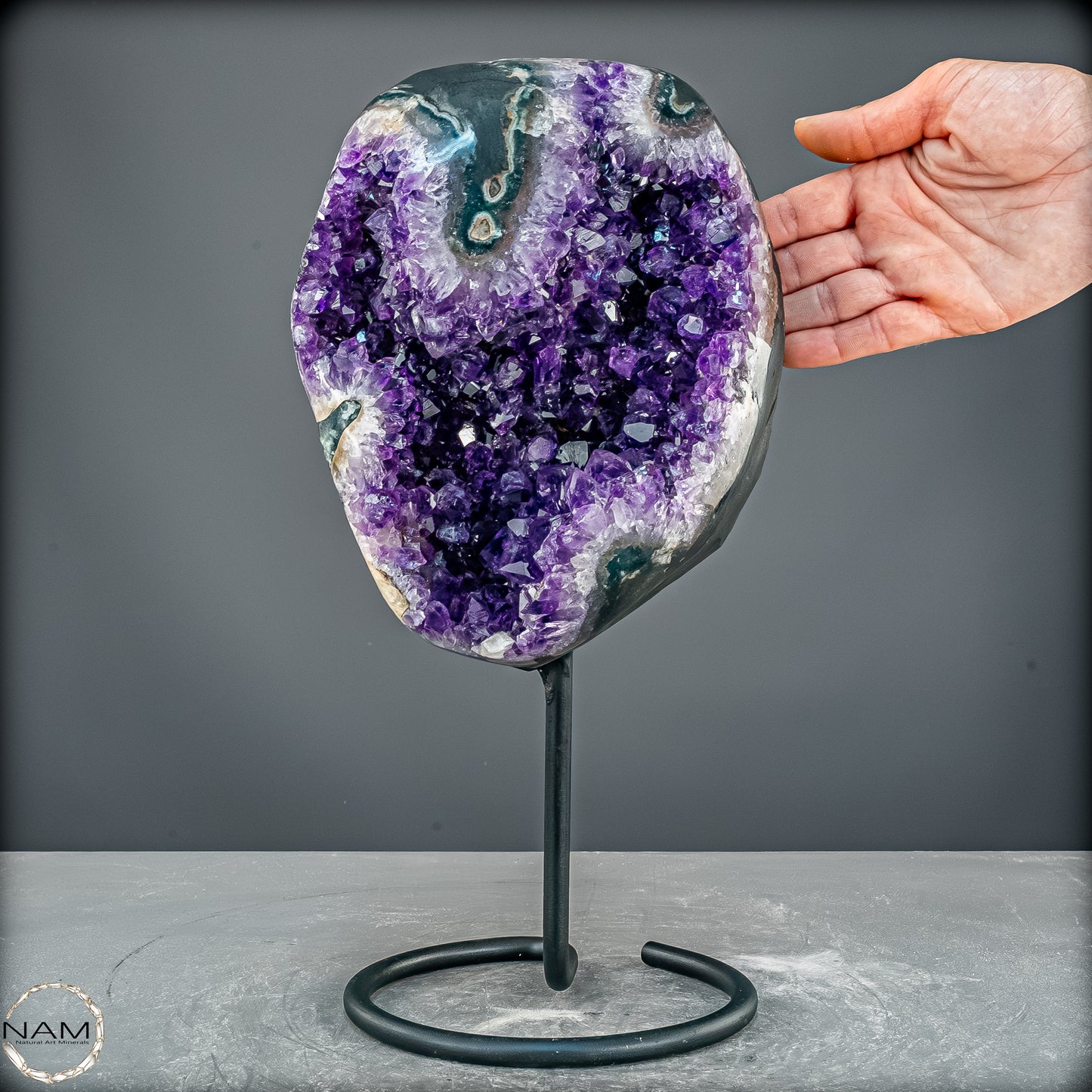 Amethyst Druse auf elegantem Metallständer - 5741,36g