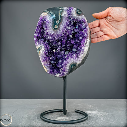 Amethyst Druse auf elegantem Metallständer - 5741,36g
