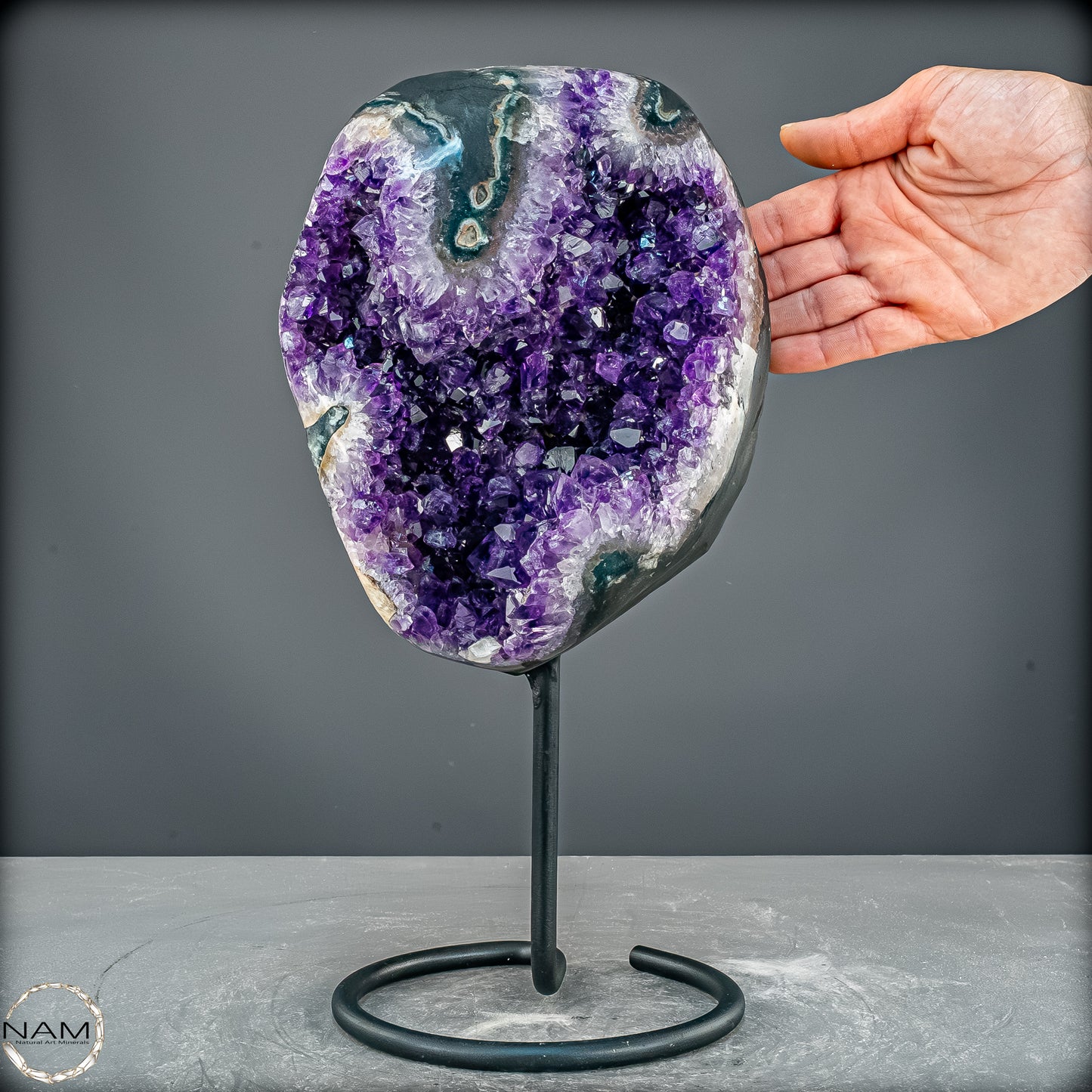 Amethyst Druse auf elegantem Metallständer - 5741,36g