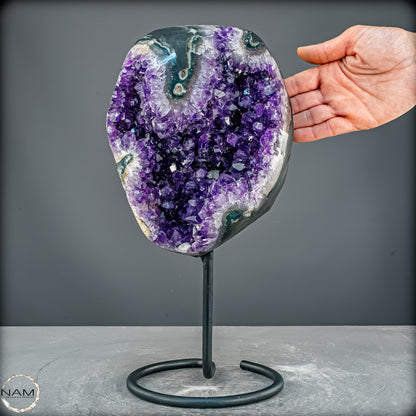 Amethyst Druse auf elegantem Metallständer - 5741,36g