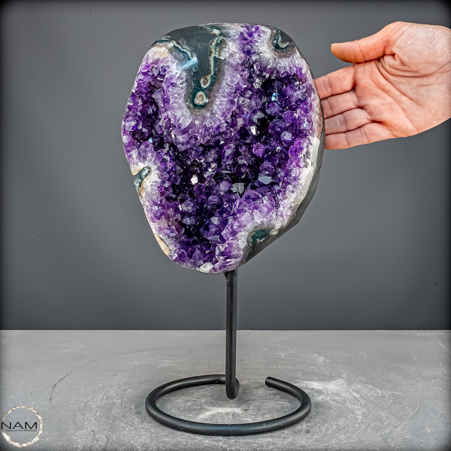 Amethyst Druse auf elegantem Metallständer - 5741,36g