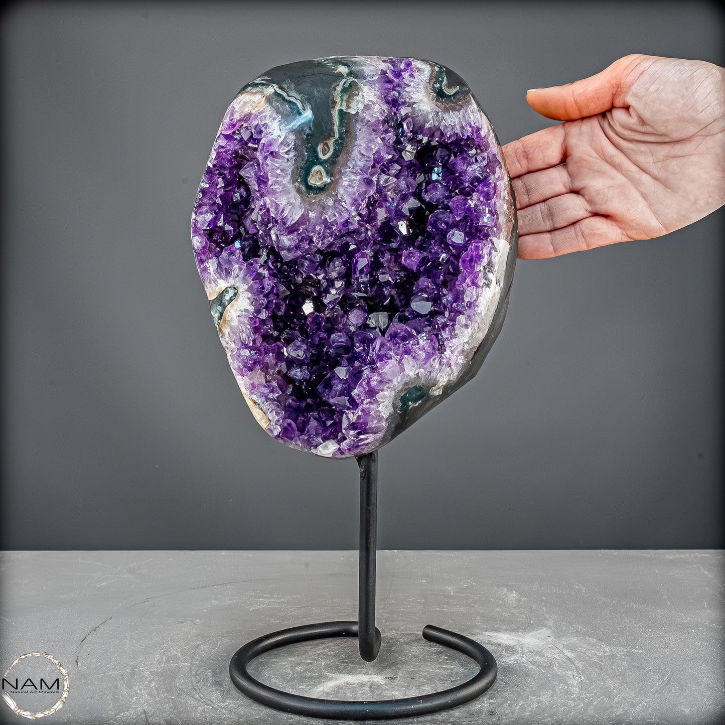 Amethyst Druse auf elegantem Metallständer - 5741,36g
