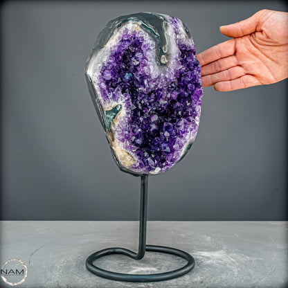 Amethyst Druse auf elegantem Metallständer - 5741,36g