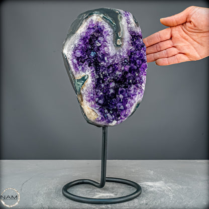 Amethyst Druse auf elegantem Metallständer - 5741,36g