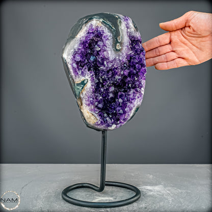 Amethyst Druse auf elegantem Metallständer - 5741,36g