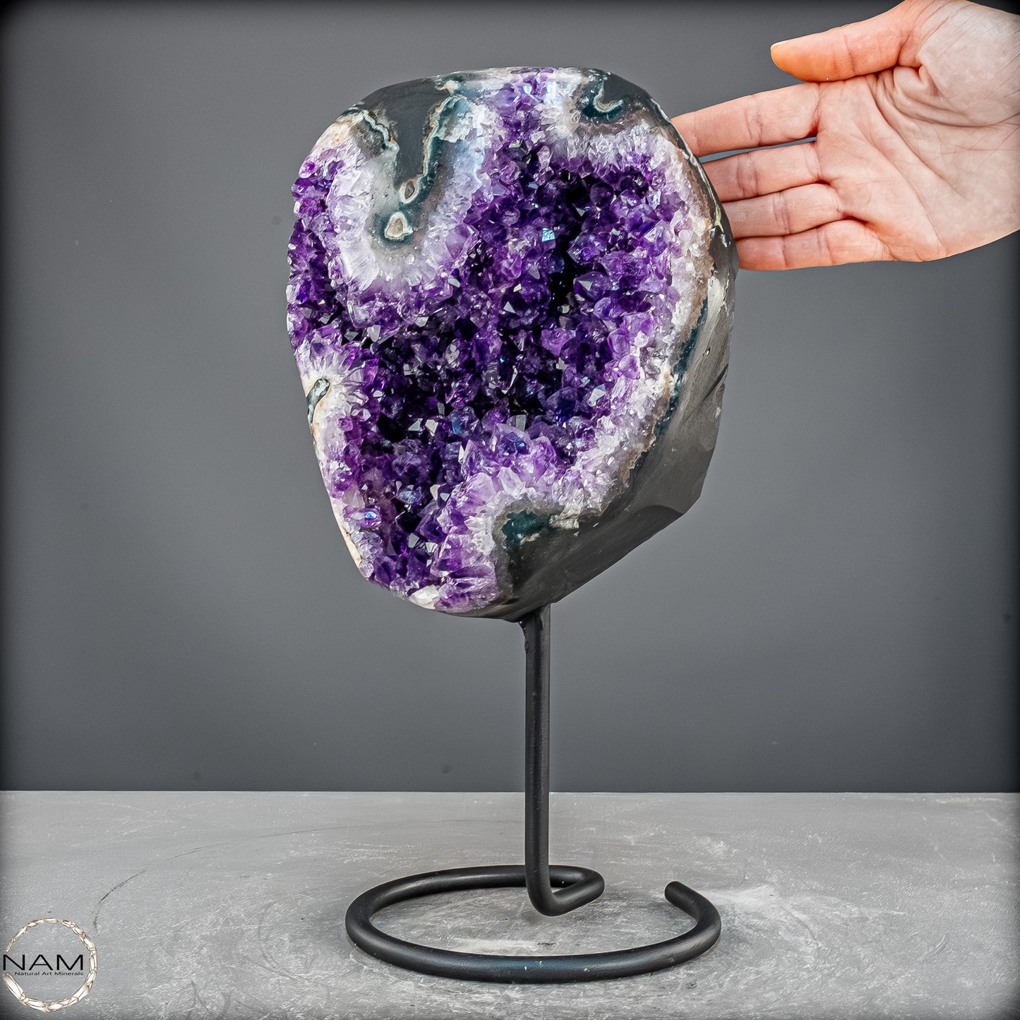 Amethyst Druse auf elegantem Metallständer - 5741,36g