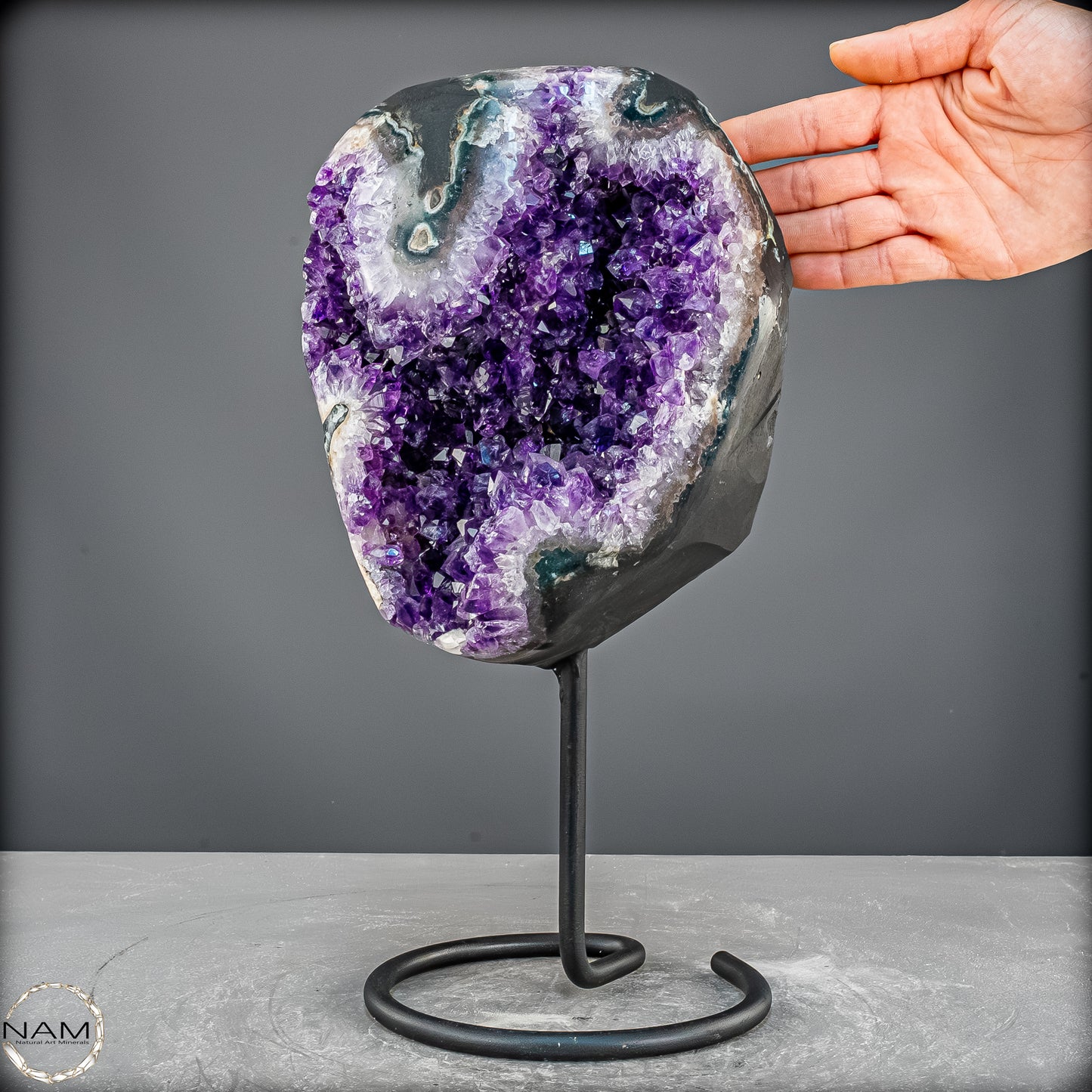 Amethyst Druse auf elegantem Metallständer - 5741,36g