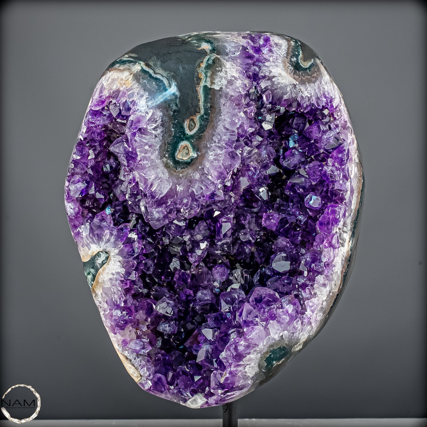 Amethyst Druse auf elegantem Metallständer - 5741,36g
