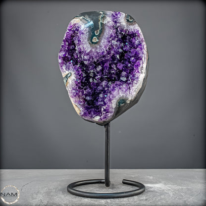 Amethyst Druse auf elegantem Metallständer - 5741,36g