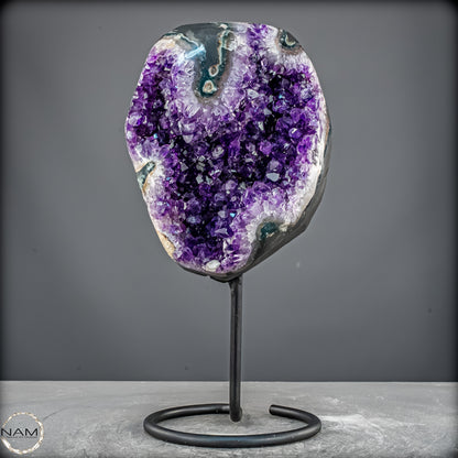 Amethyst Druse auf elegantem Metallständer - 5741,36g
