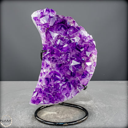 Amethyst Halbmond auf Ständer – funkelnde Kristallkunst - 5749,38g