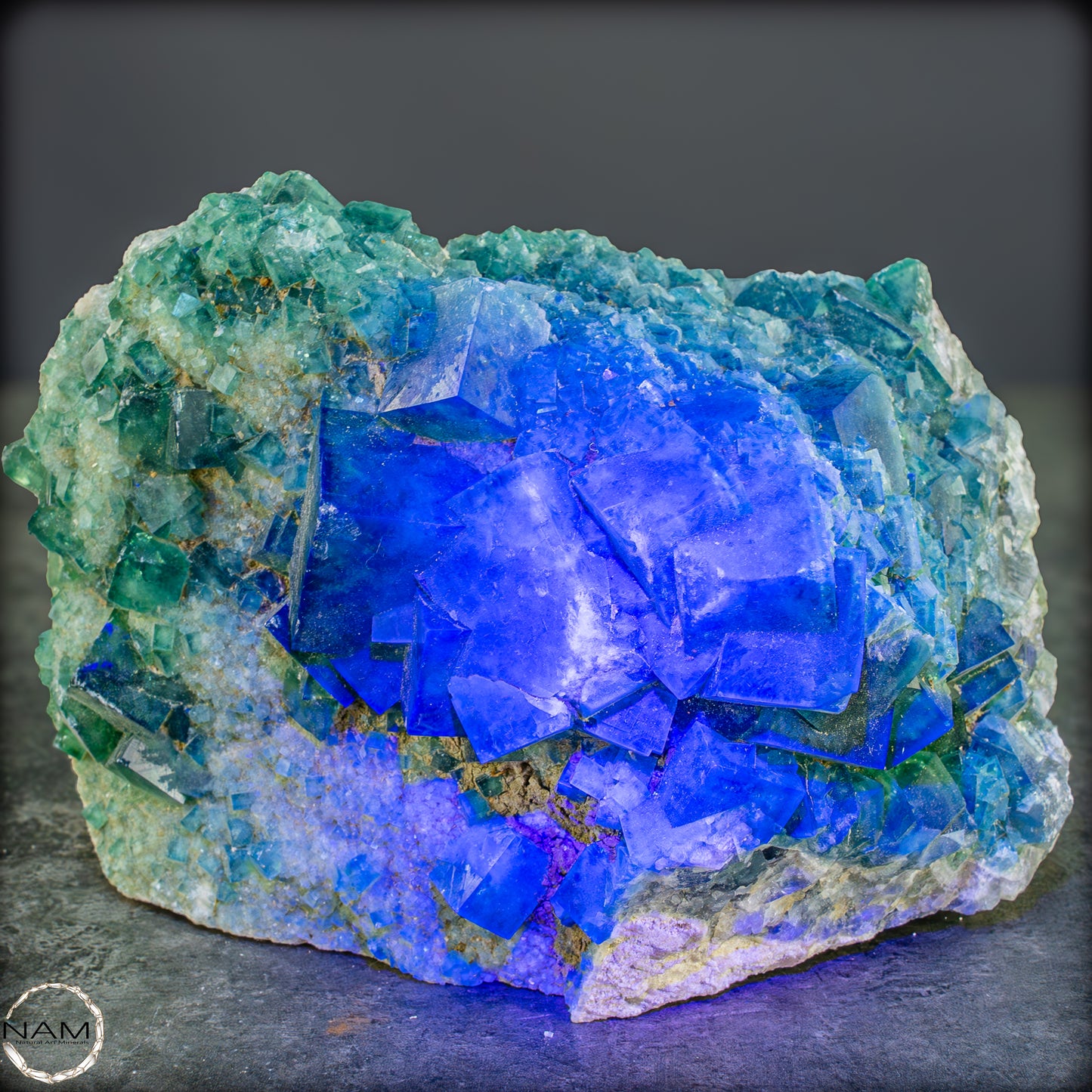 Natürliche Grüner Fluorit Kristalle auf Matrix - 2841,29g