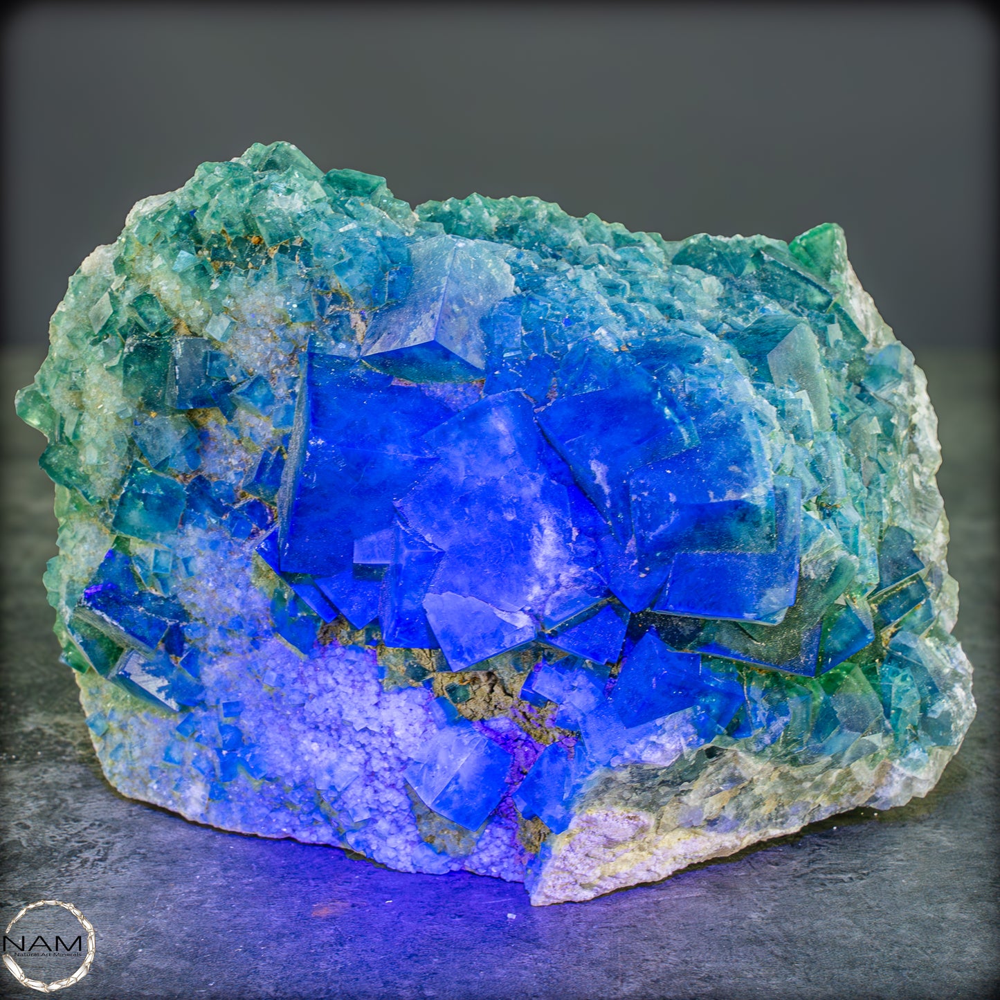 Natürliche Grüner Fluorit Kristalle auf Matrix - 2841,29g