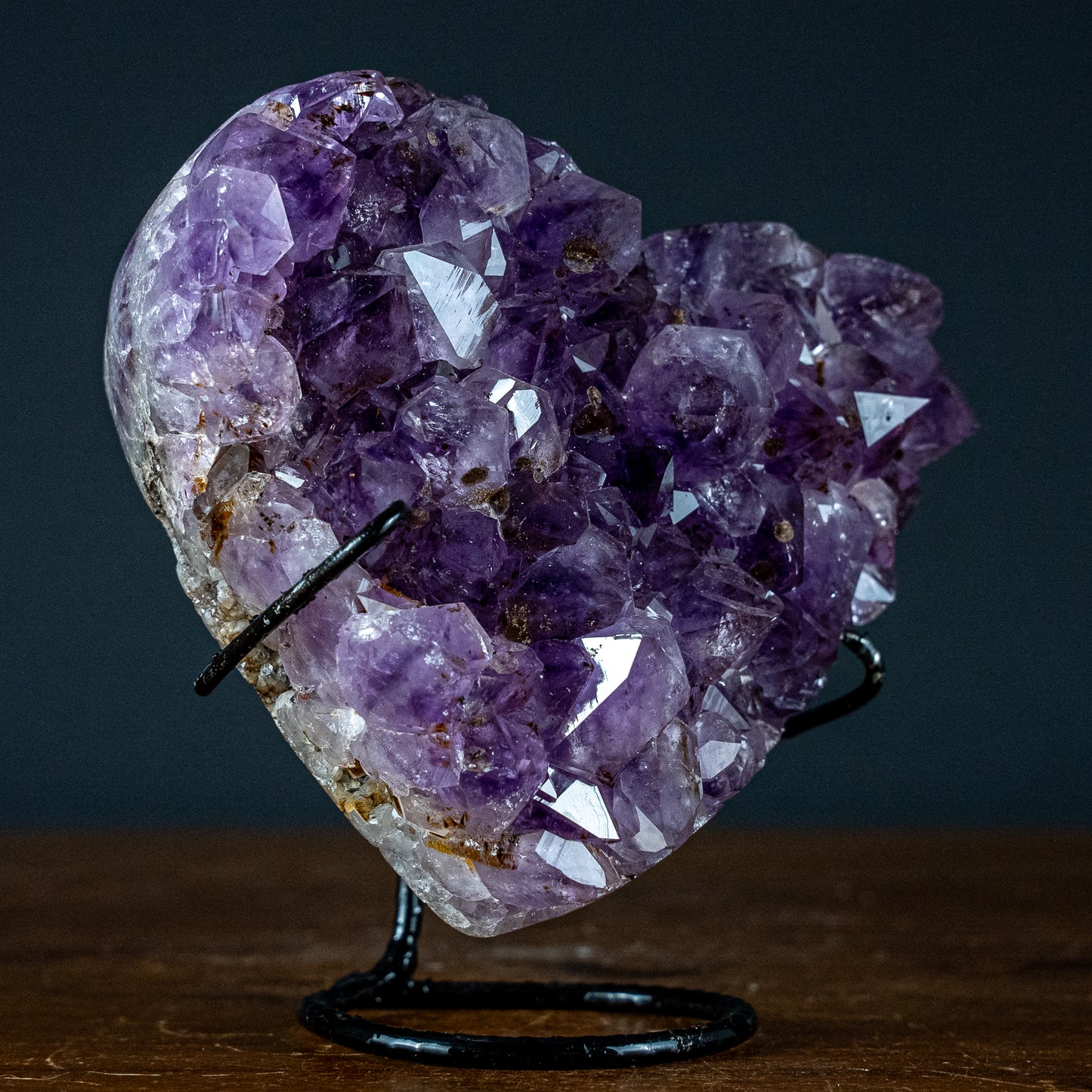 Amethyst Herz Druse auf Ständer  – 1233,91g