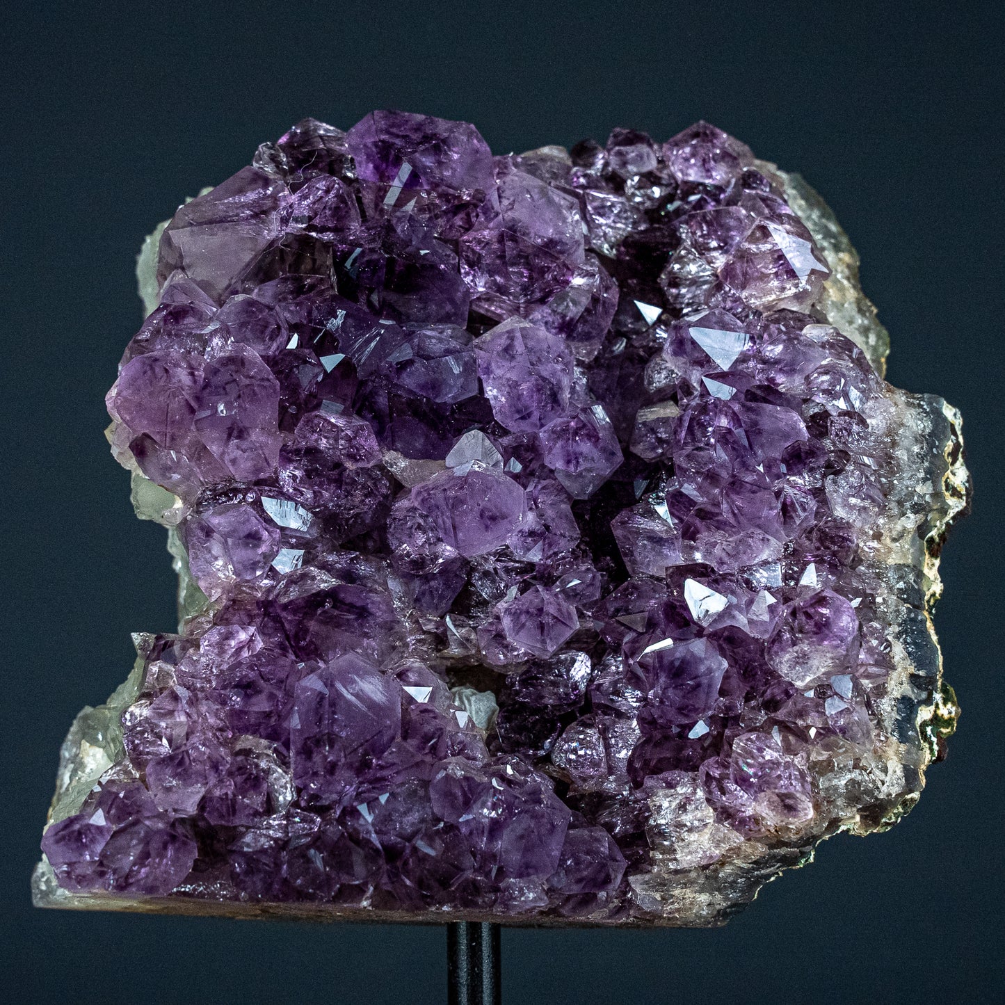 Natürlicher Amethyst auf Ständer - 1458,51g