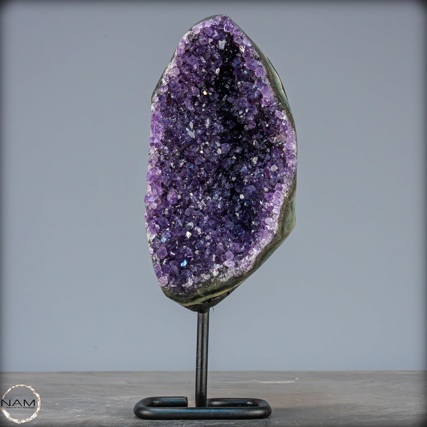 Natürliche Amethyst-Kristalle/Druse auf Ständer - 950,43g