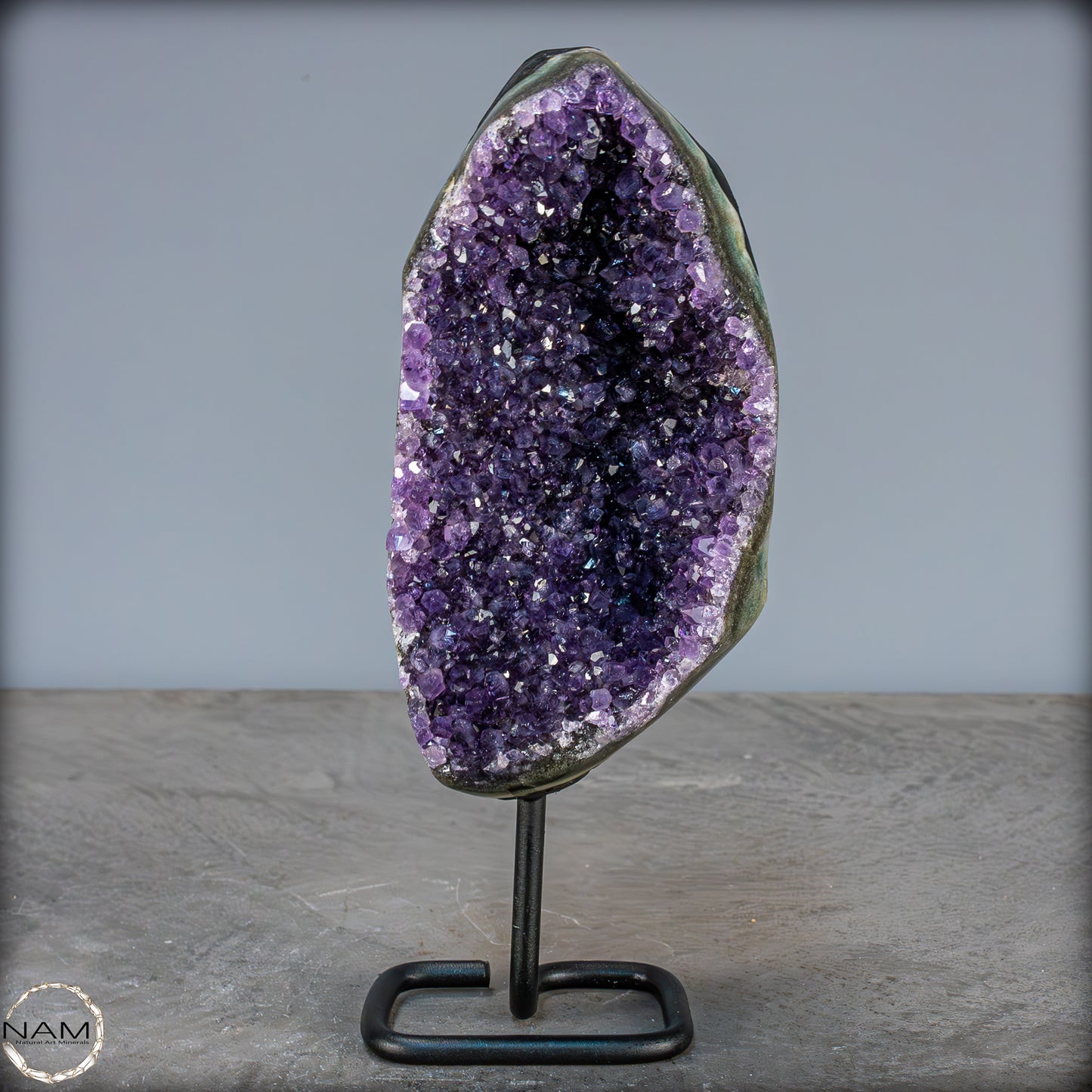 Natürliche Amethyst-Kristalle/Druse auf Ständer - 950,43g