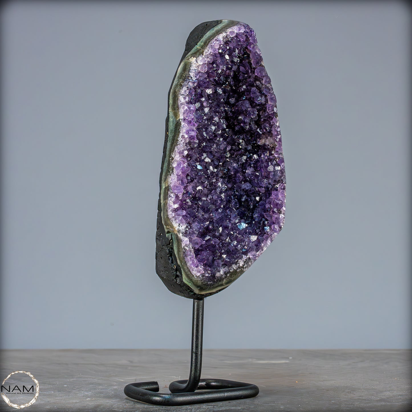 Natürliche Amethyst-Kristalle/Druse auf Ständer - 950,43g