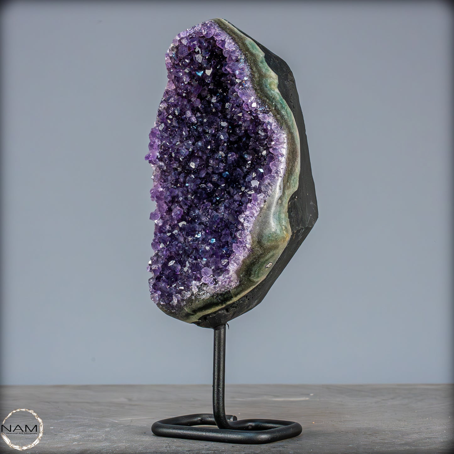 Natürliche Amethyst-Kristalle/Druse auf Ständer - 950,43g