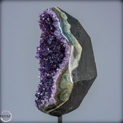 Natürliche Amethyst-Kristalle/Druse auf Ständer - 950,43g