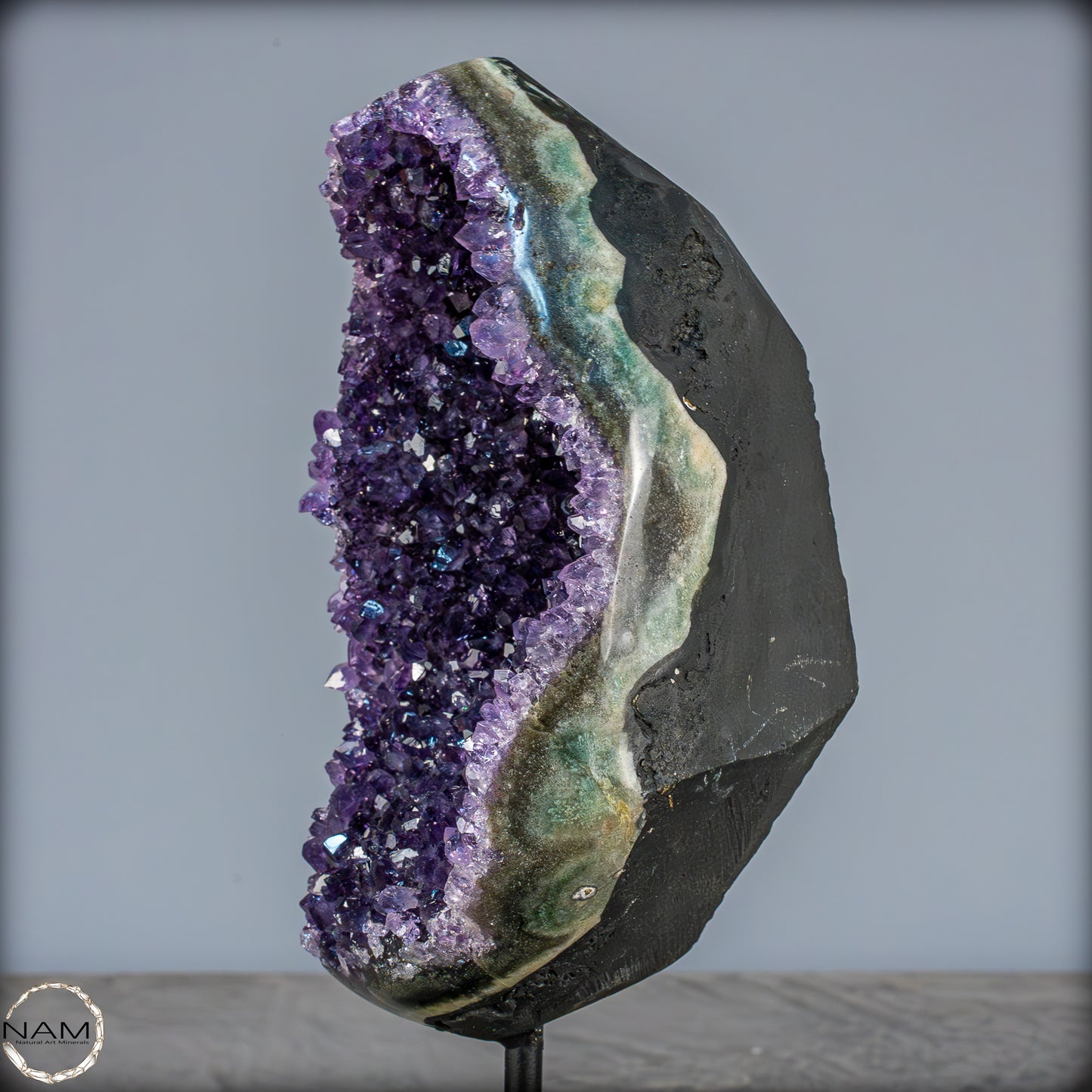 Natürliche Amethyst-Kristalle/Druse auf Ständer - 950,43g